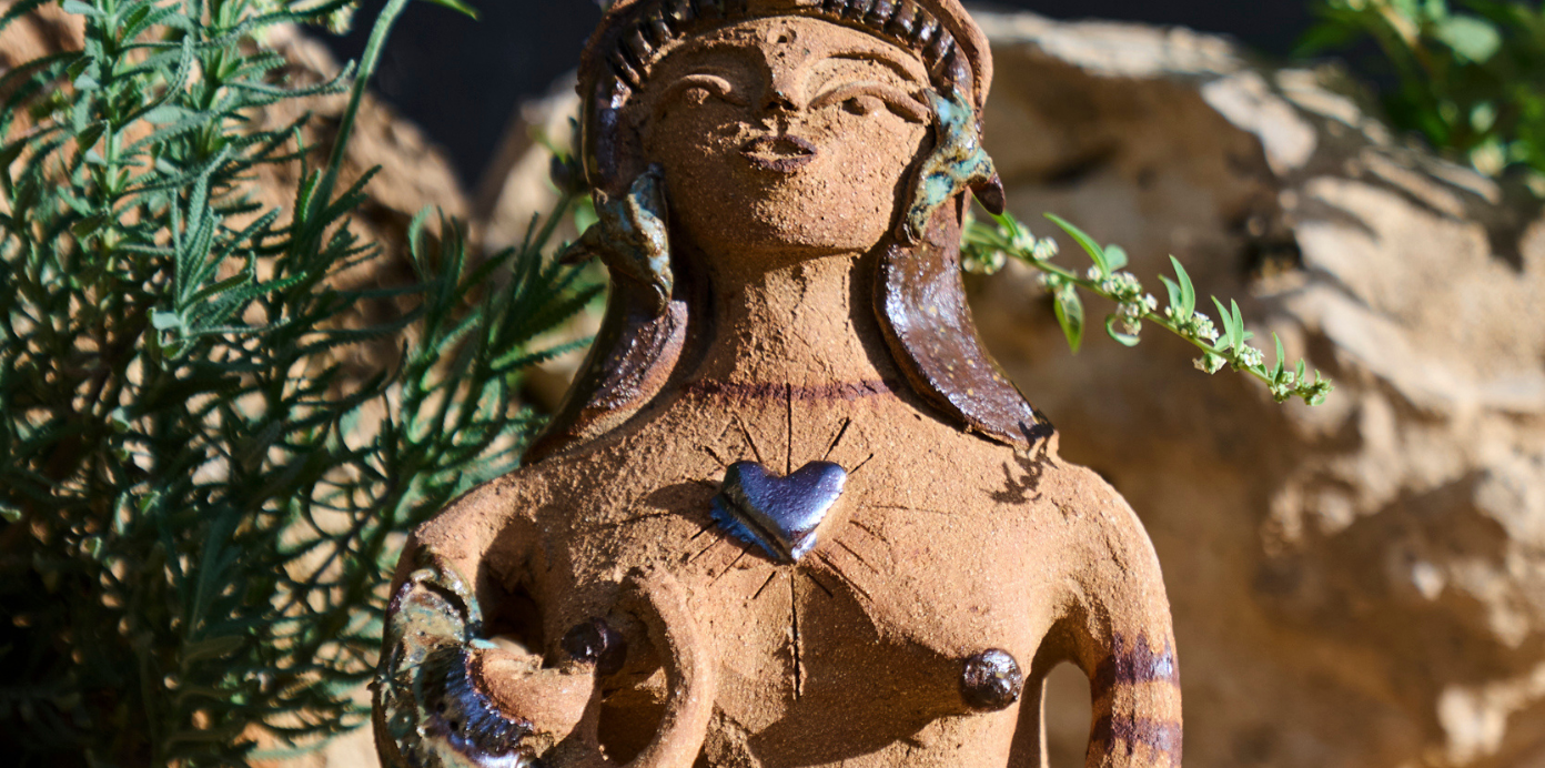 Escultura de mujer en cerámica